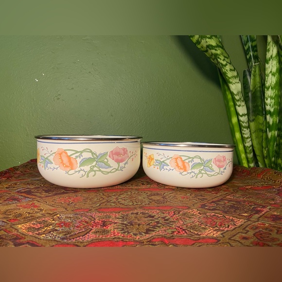 2 Vintage 70’s nesting bowls with pastel floral pattern